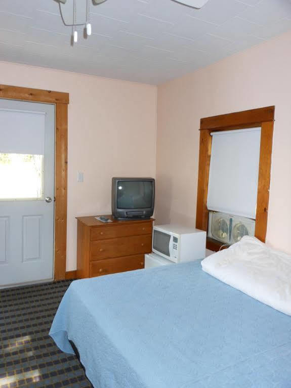 ホテルKatahdin Cabins Millinocket エクステリア 写真
