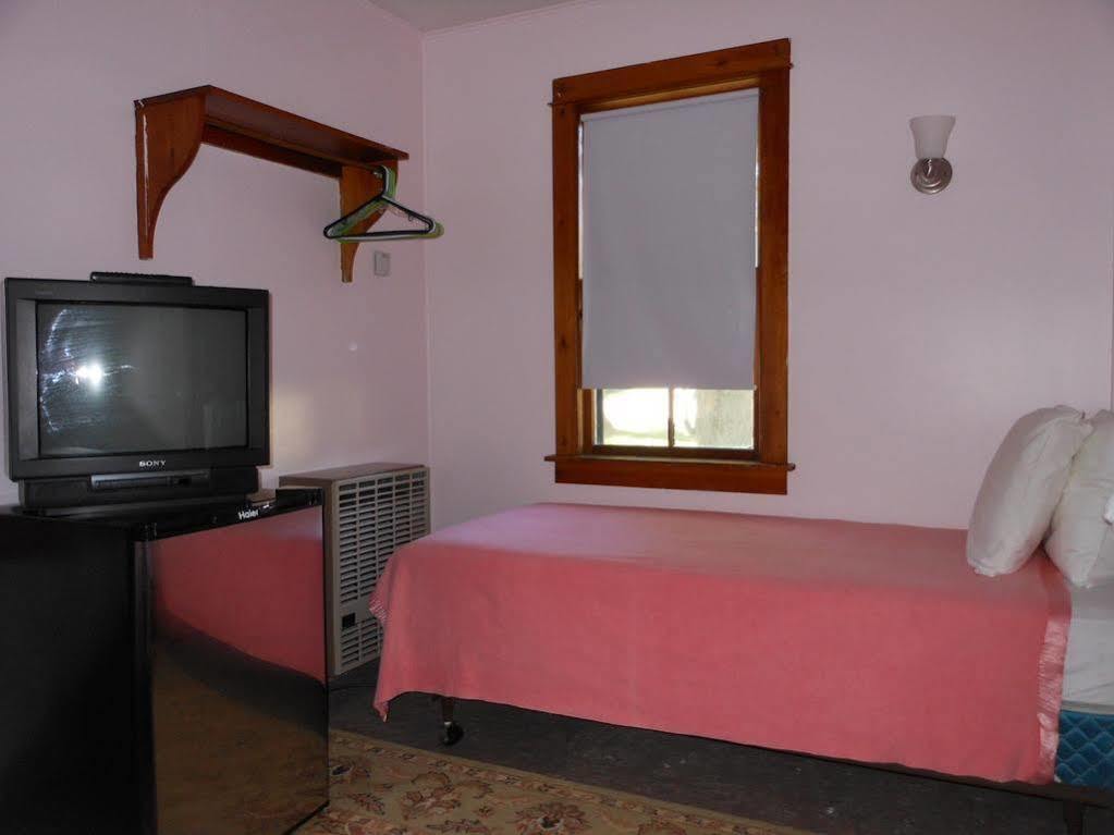 ホテルKatahdin Cabins Millinocket エクステリア 写真